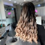 خدمات تخصصی رنگ و لایت و کوتاهی مو هستی