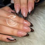 خدمات کاشت و ترمیم ناخن هدیه