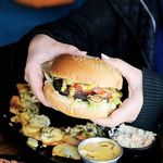 پیتزا هیزمی و برگر ذغالی سالار فود