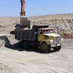 حفاری و گود برداری با بیل مکانیک حسین