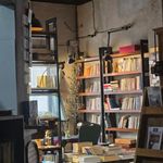کتاب‌فروشی آنجا