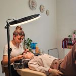 آموزش و خدمات اکستنشن و لیفت مژه و ابرو