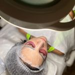خدمات تخصصي پوست و مژه آزاده متولی