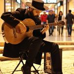 اجرای زنده با گیتار برای مناسبت هاتون