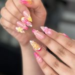 مرکز تخصصی کاشت ناخن و مژه لونا