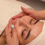 خدمات پاکسازی و درمانی پوست رویا