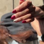 سالن کاشت ناخن و آموزش خدمات ناخن مینا