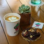 کافه قنادی نارون