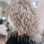 آرایشگاه زنانه عاطی بیوتی(آفر ناخن ومژه)