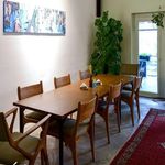 کافه دور میز