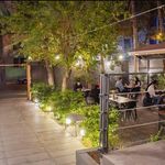 کافه دور میز