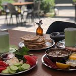 کافه دور میز