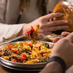 کافه دور میز