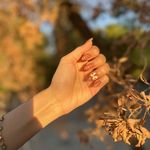 خدمات کاشت و طراحی ناخن