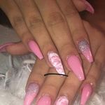 آموزشگاه کاشت و طراحی ناخن صورتی