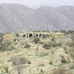 کاروانسرای تمام سنگی میان کتل
