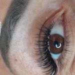 خدمات کاشت ناخن و مژه و آرایش