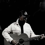 اجرای زنده با گیتار برای مناسبت هاتون