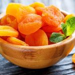 فروشنده خکشبار  آلو قیسی و انجیر خشک