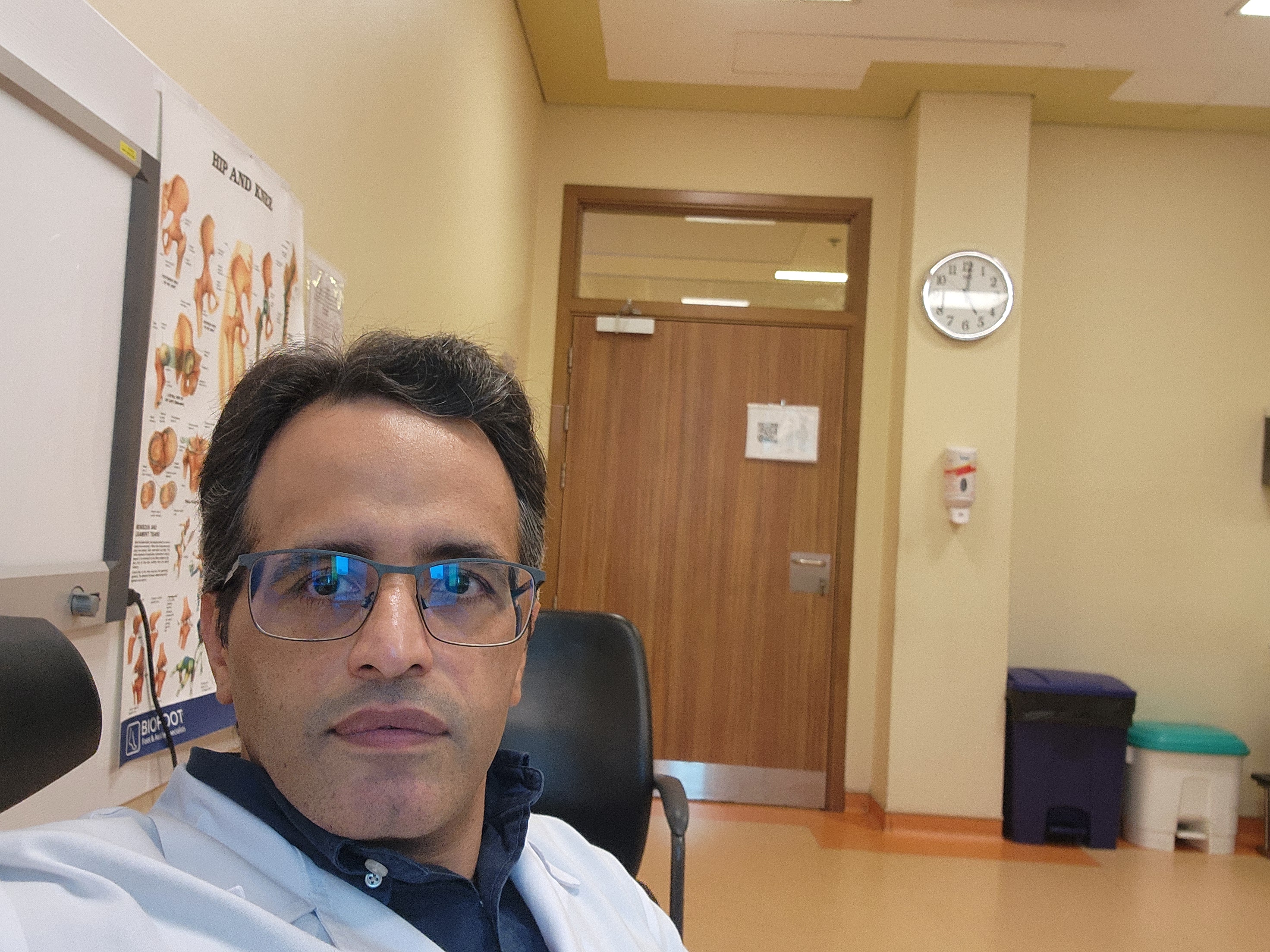 کلینیک لگن و زانو دكتر موذن جمشيدي