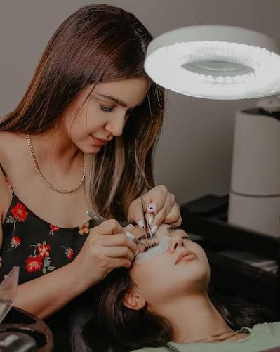 خدمات و آموزش تخصصی مژه رستمی