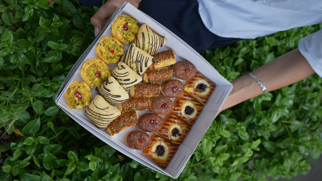 کافه نان و شیرینی عادل 