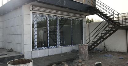 پنجره دوجداره و توری پلیسه ای الفتی