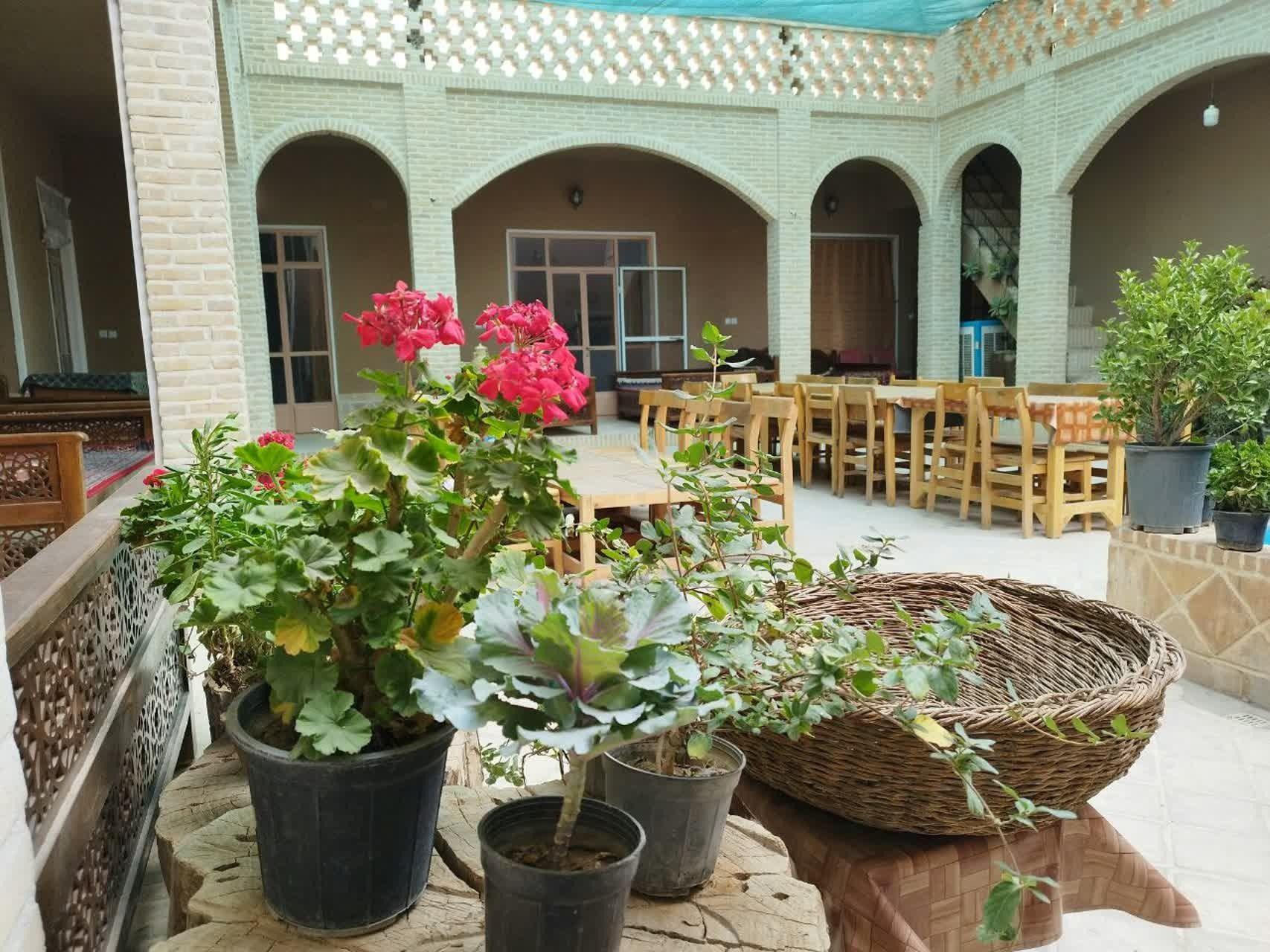 اقامتگاه عمارت سنتی شاباز ورزنه