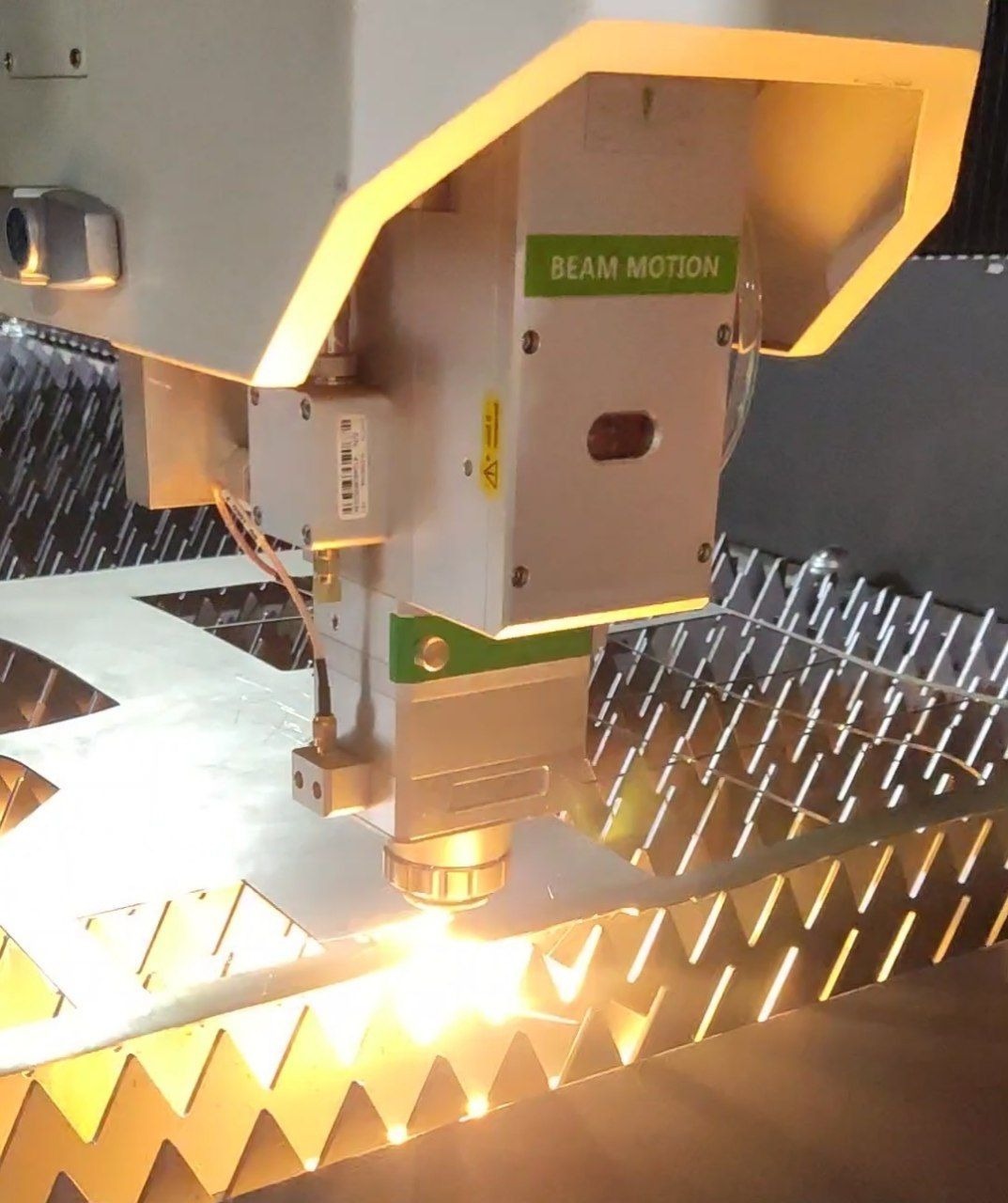 دستگاه لیزر برش فلزات