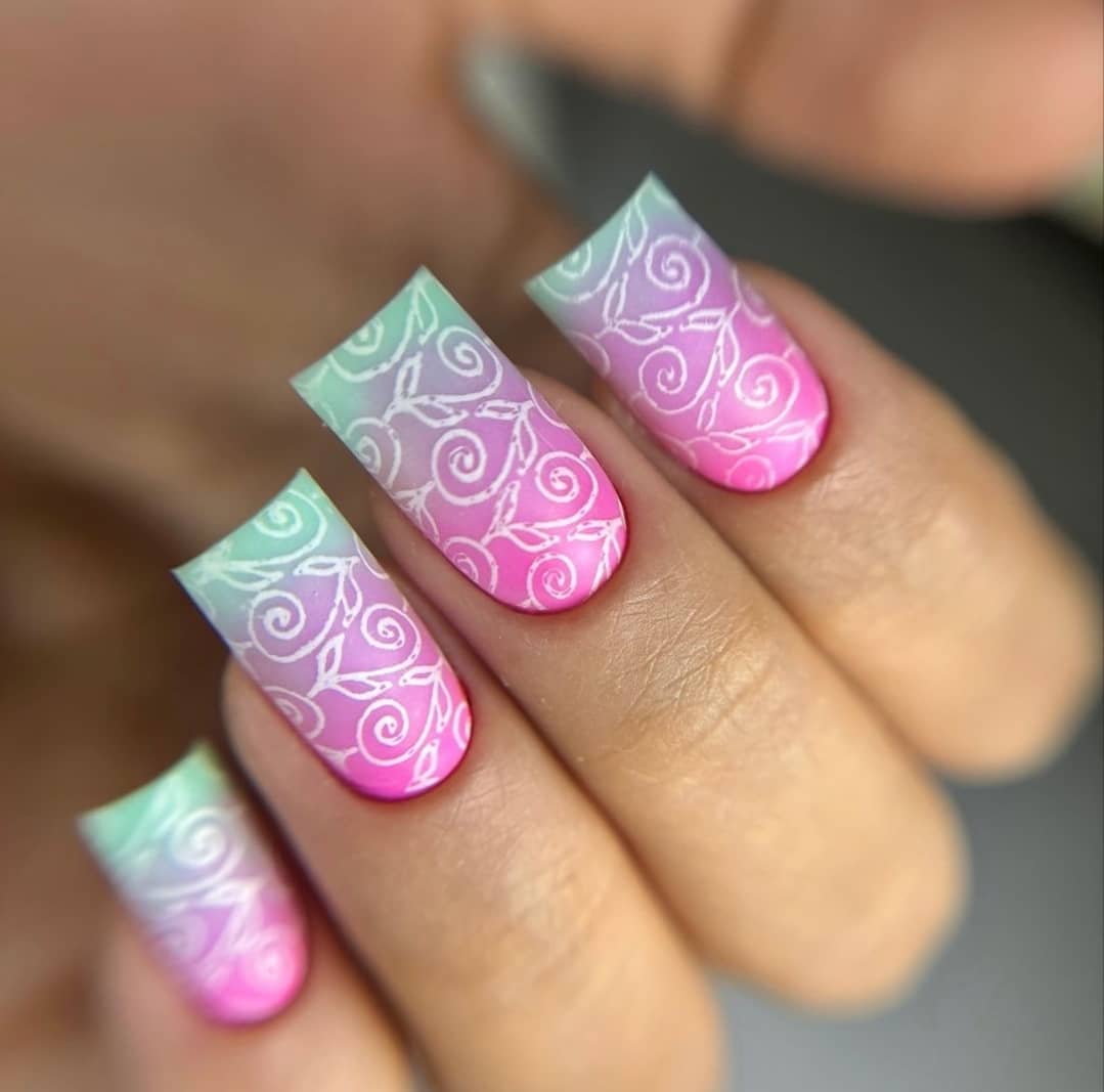 آموزش تخصصی انواع کاشت ناخن