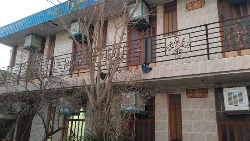 زائر سرای امام رضا (ع)