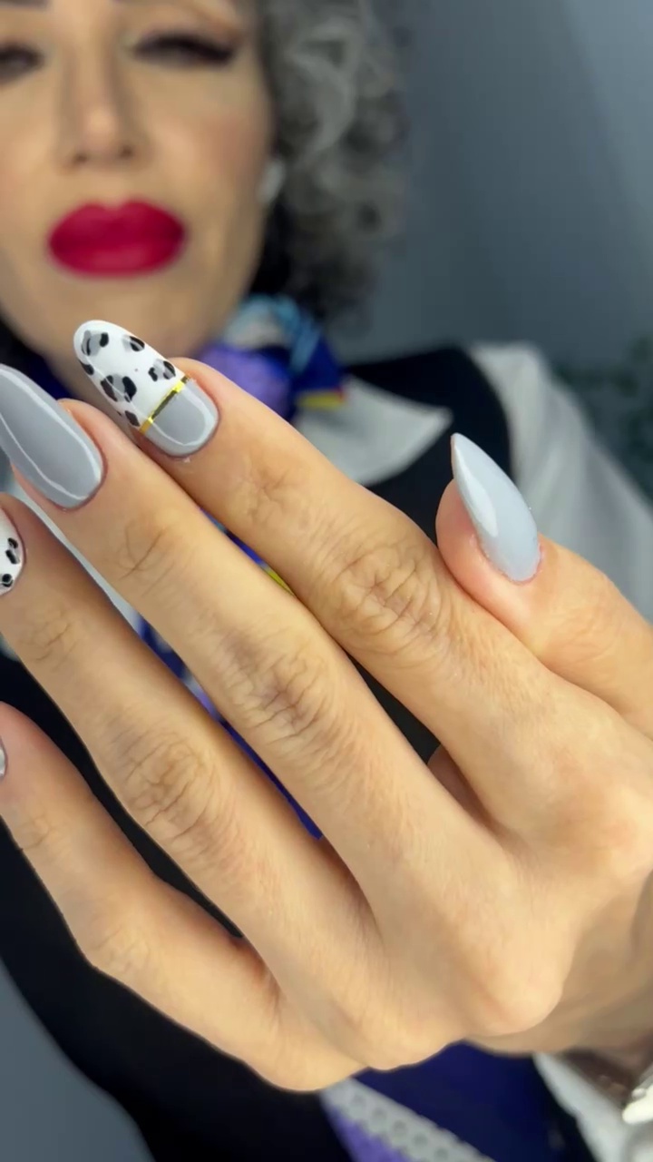 خدمات تخصصی و آموزش ناخن هانی