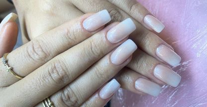 خدمات تخصصی کاشت ناخن نسیم