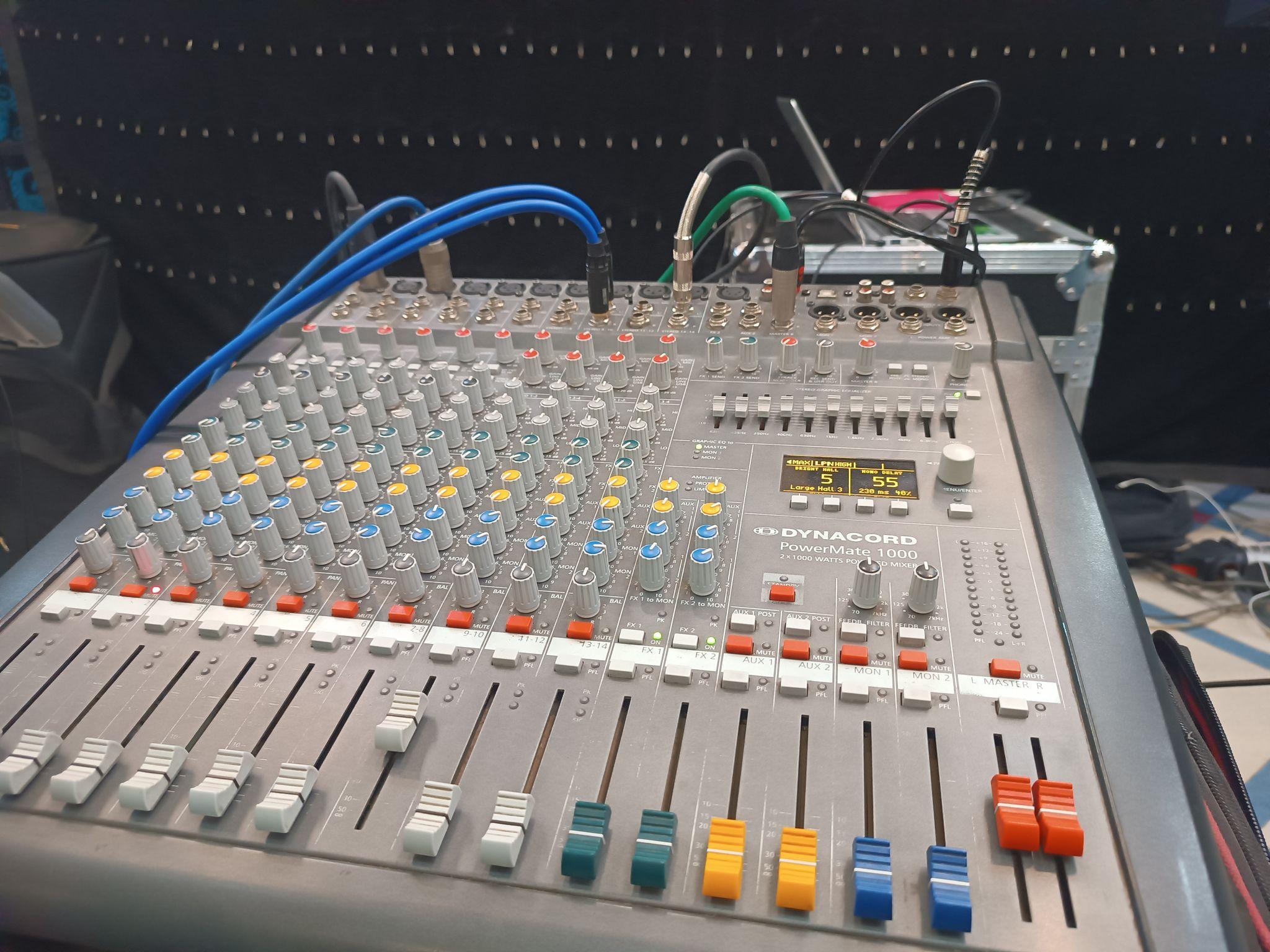 ارکستر موسیقی و صدا برداری و نور پردازی