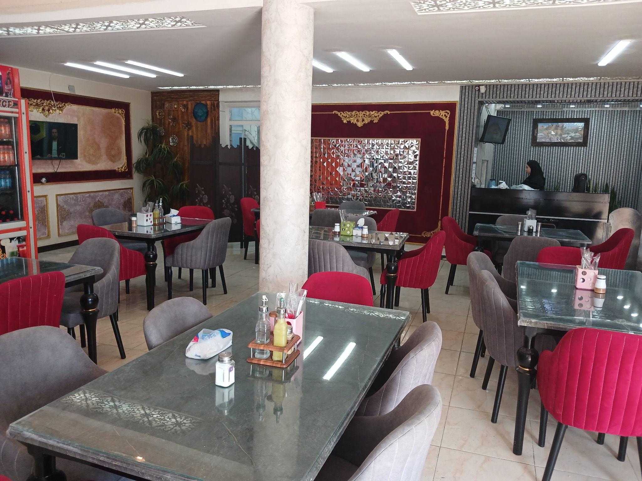 رستوران نخل طلایی