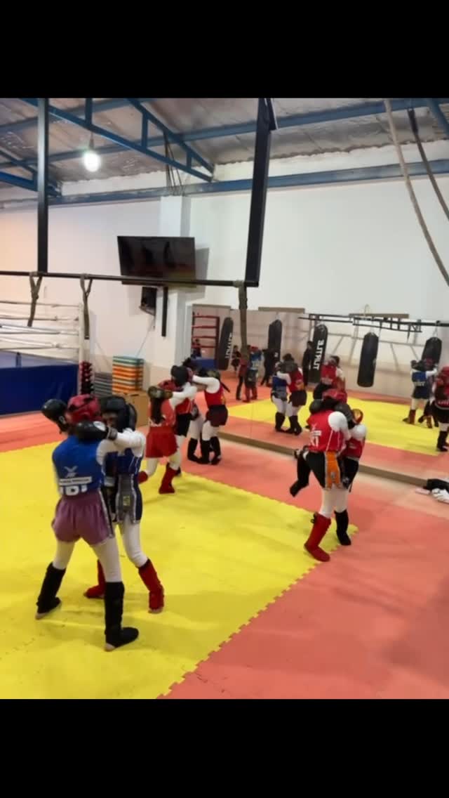 باشگاه ورزشی و بوکس فیت لند یزد