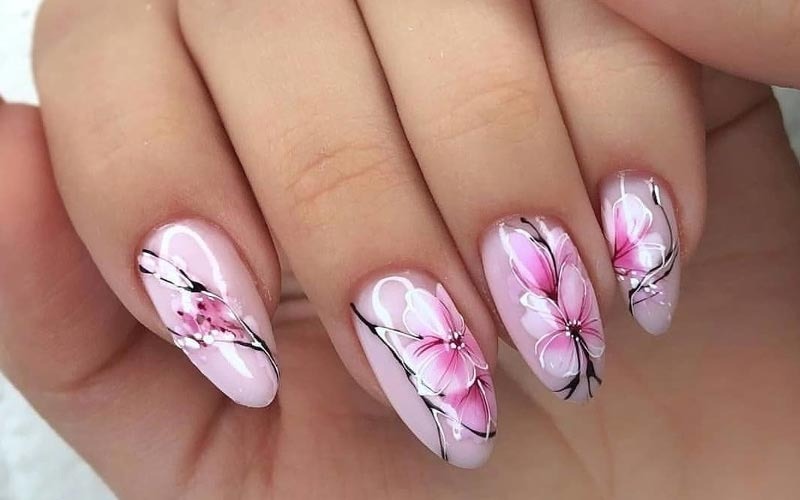 خدمات تخصصی کاشت ناخن آیدا