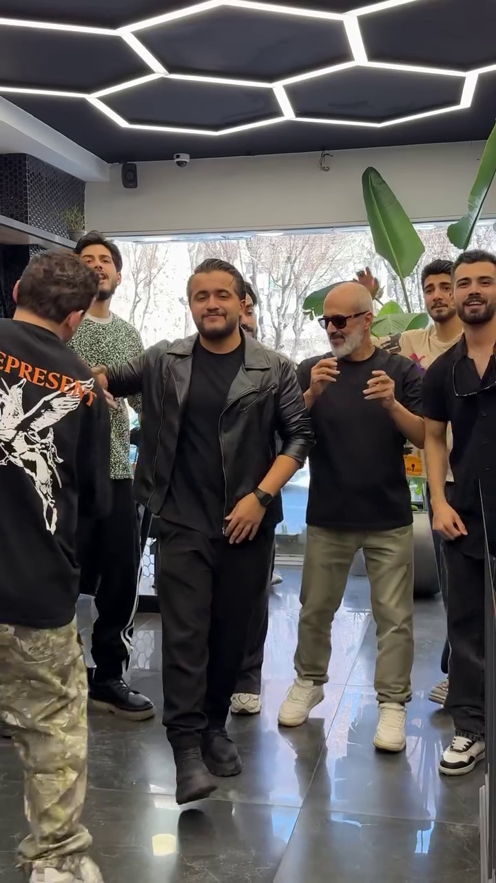 آرایشگاه مردانه آبی