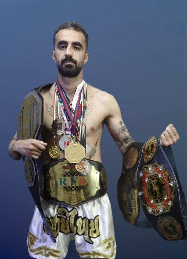 مربی کیک بوکسینگ زرگوش