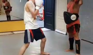 کیک بوکسینگ و بوکس و بدنسازی فرهاد موسوی