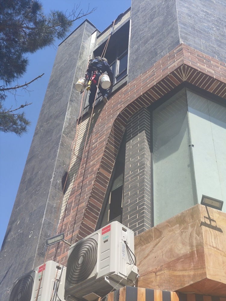 خدمات نماشویی و رولپلاک نما شکری