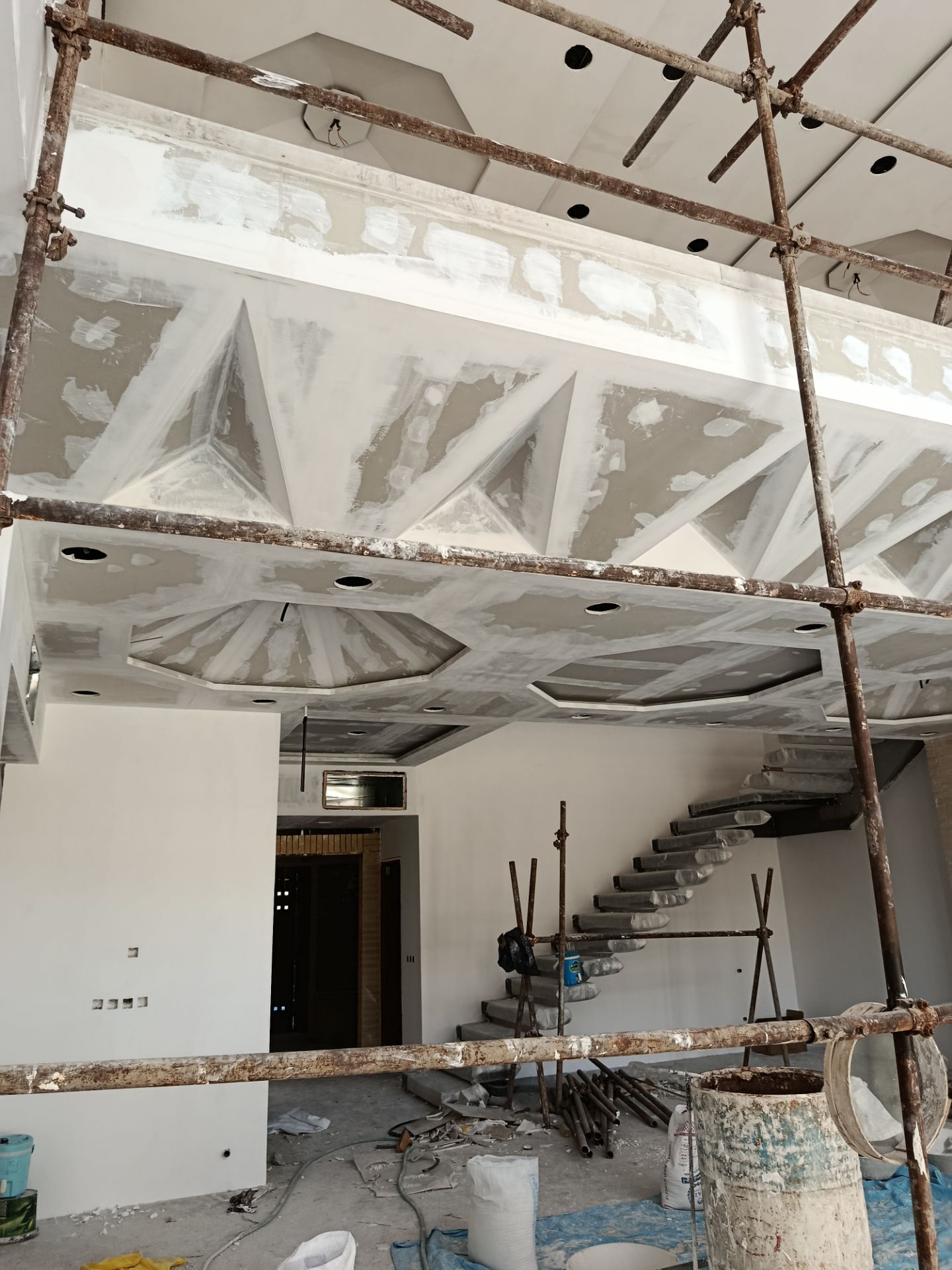 نقاشی و بتونه ساختمان زنگی آبادی زاده