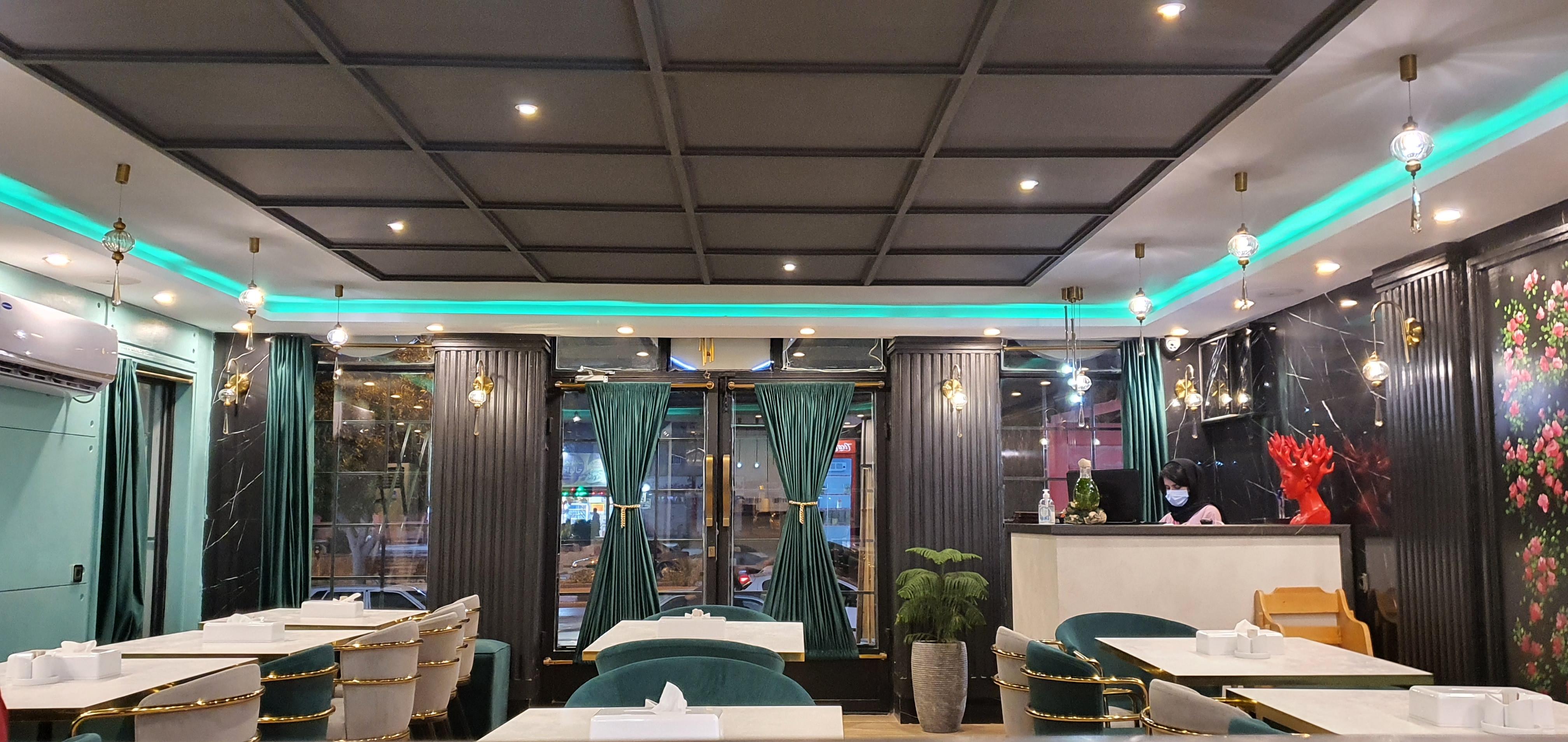 رستوران دریایی بادبان