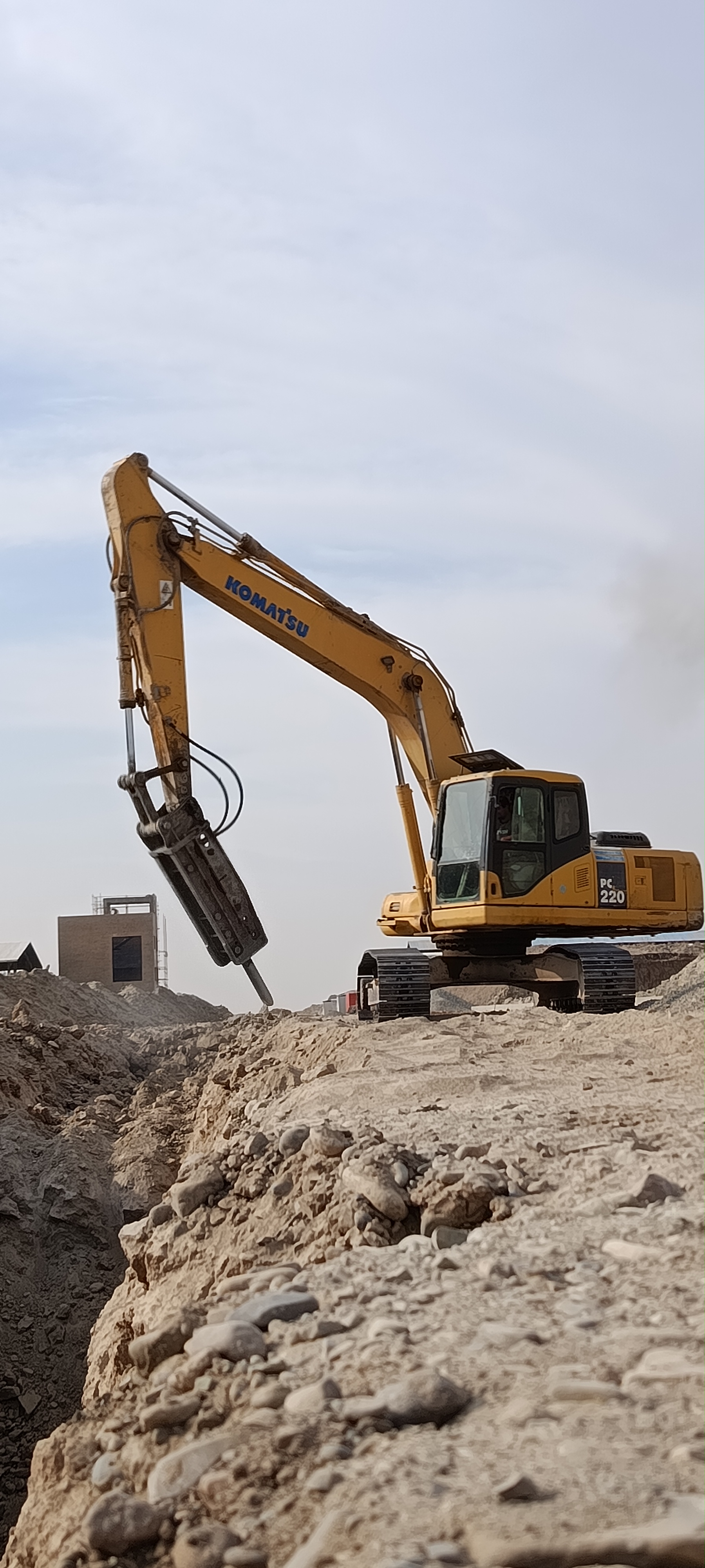 حفاری و گود برداری با بیل مکانیک حسین