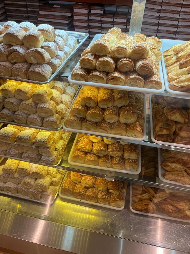 نان و شیرینی رایونز