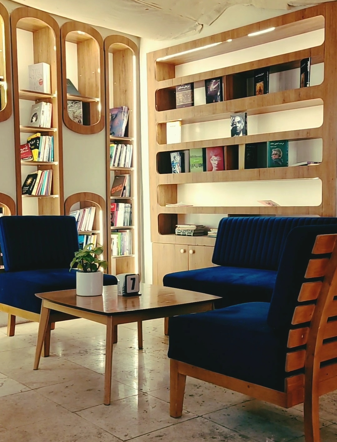 کافه کتاب پیدا