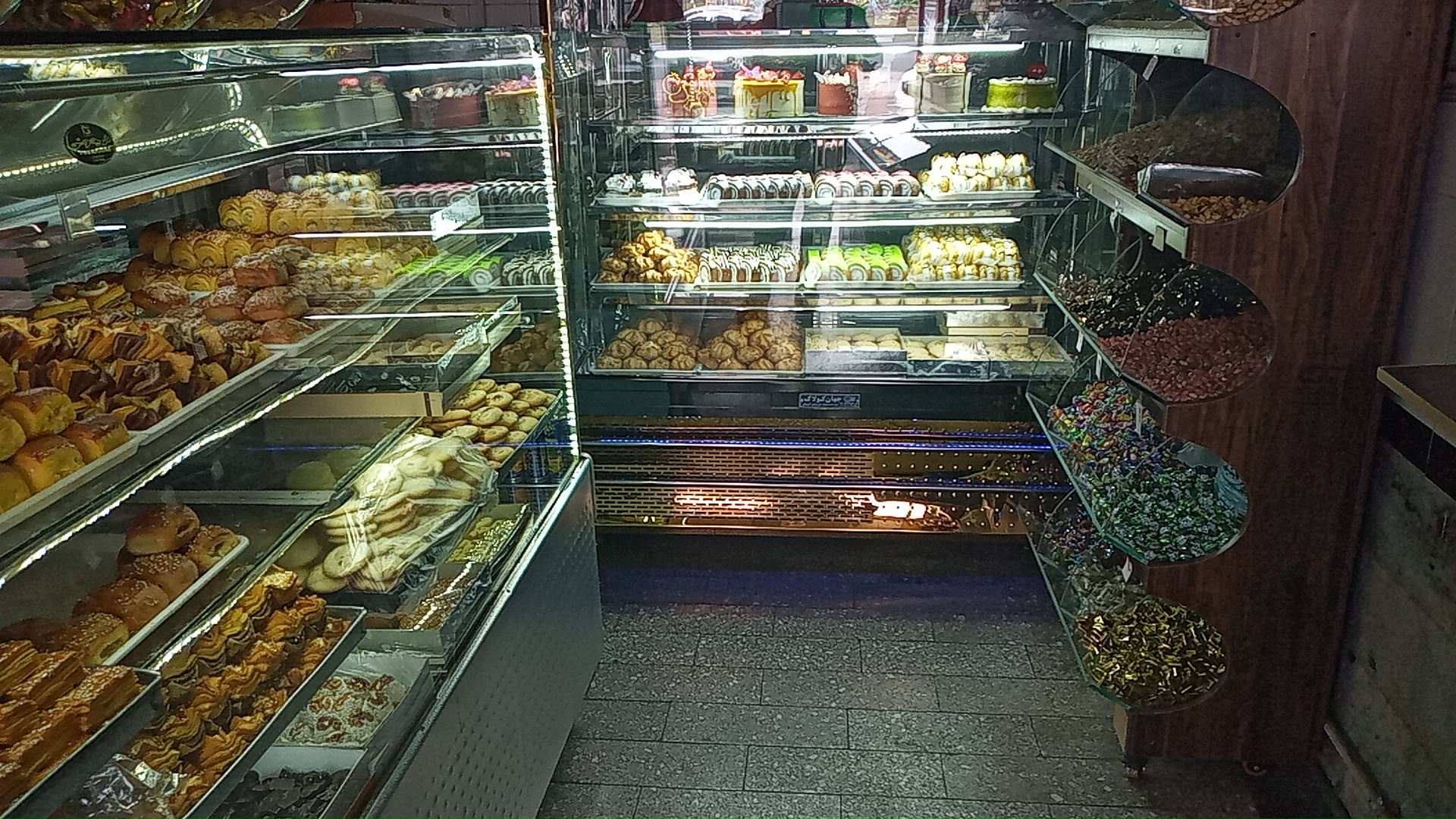 قنادی نوشاد