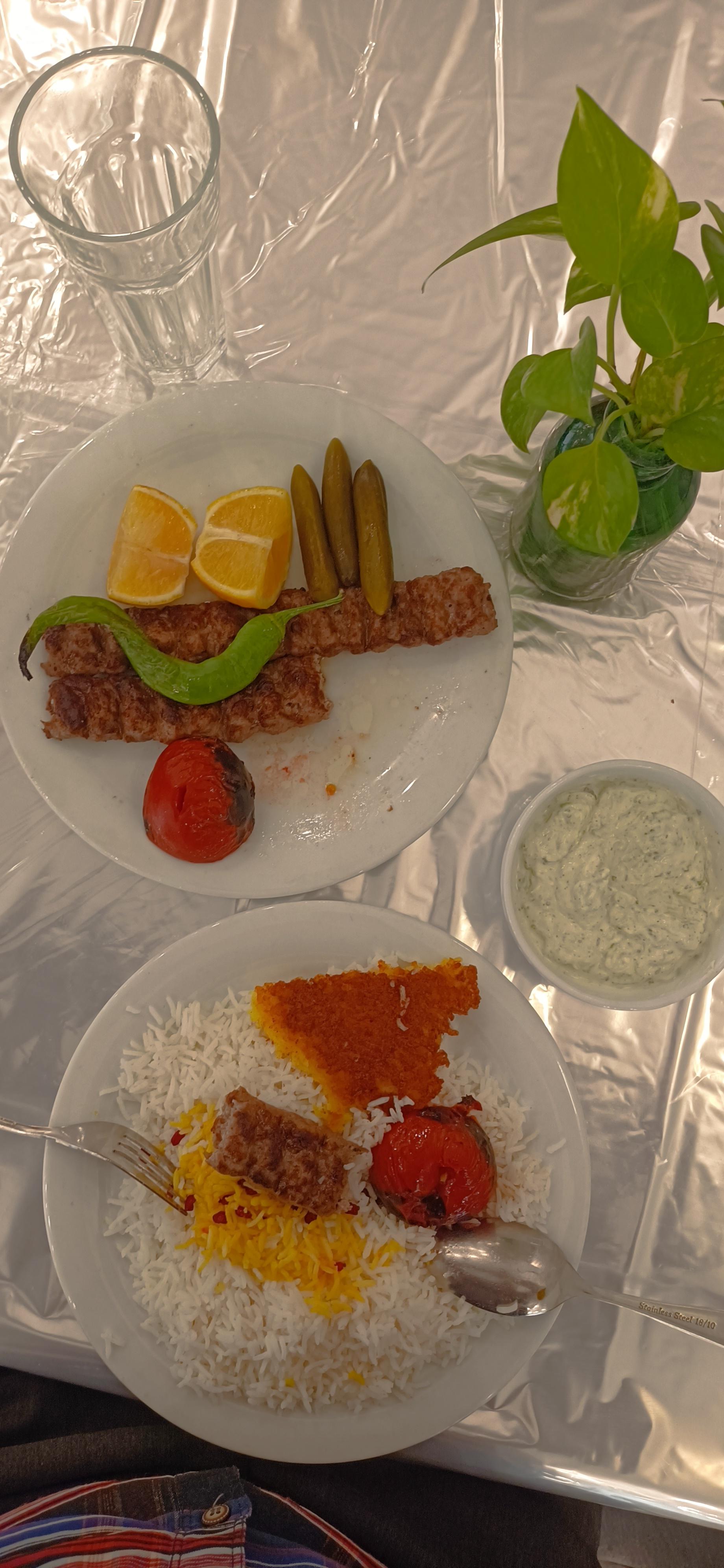 رستوران نیکنام