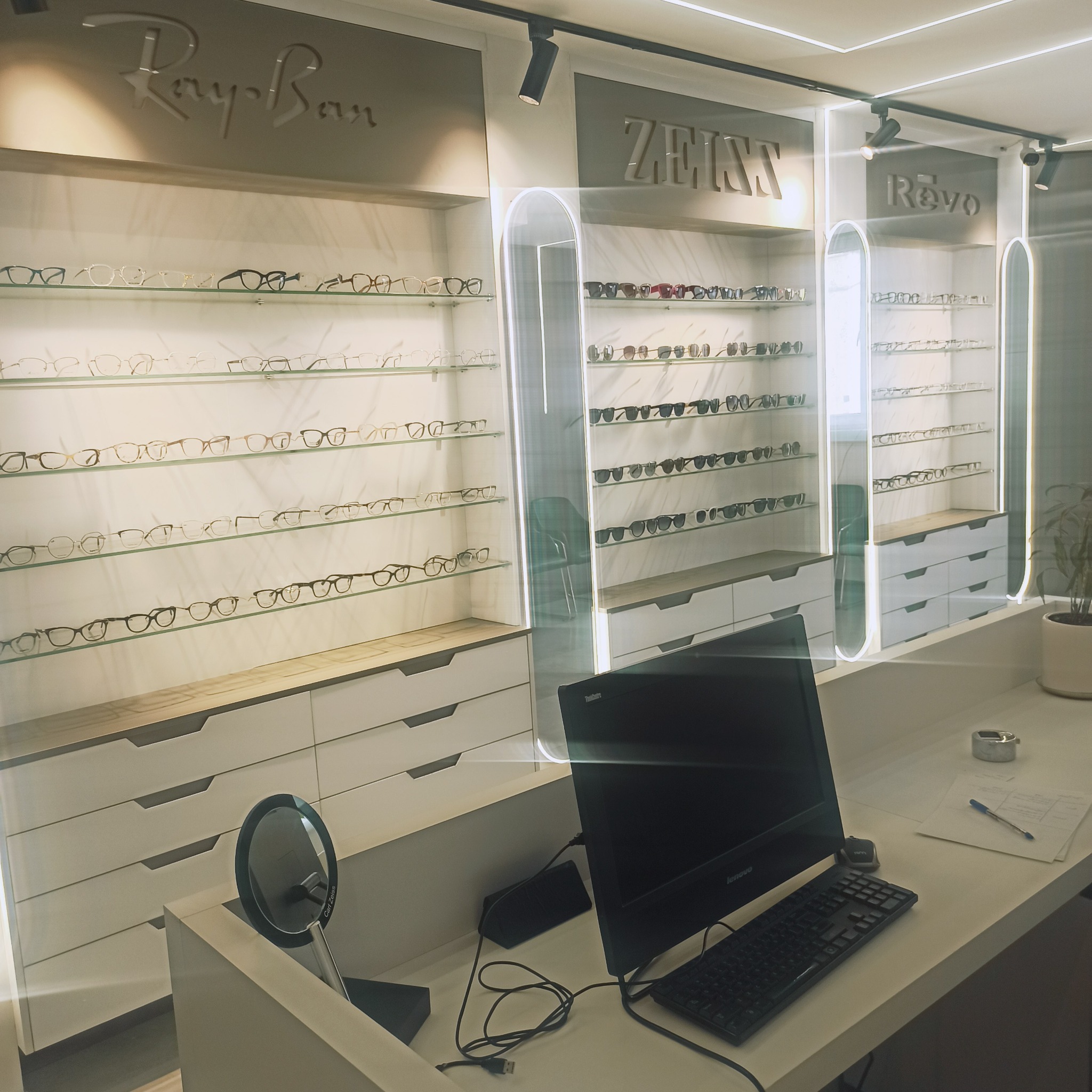 بینایی سنجی و عینک منوچهری