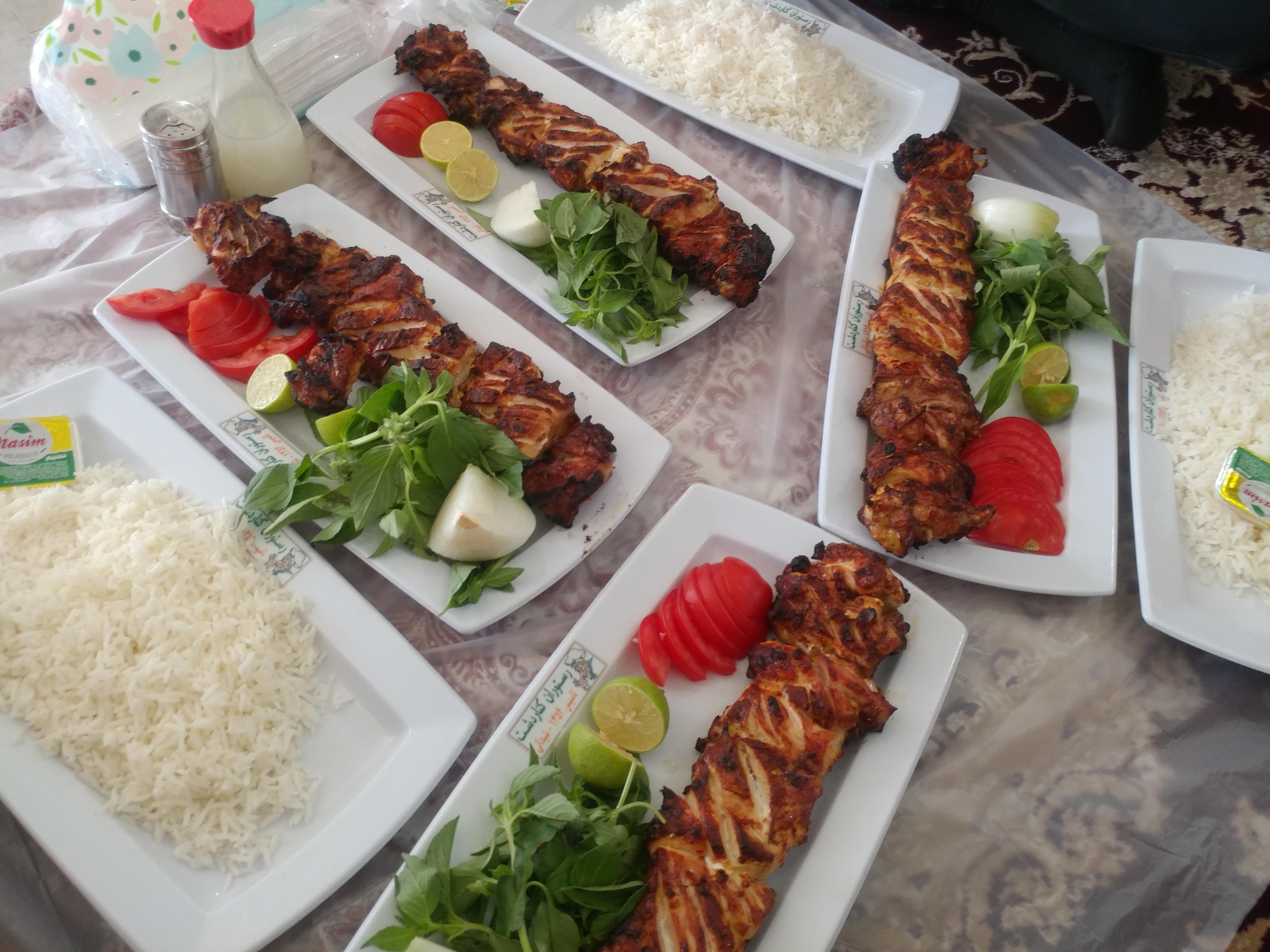 رستوران کنار دشت